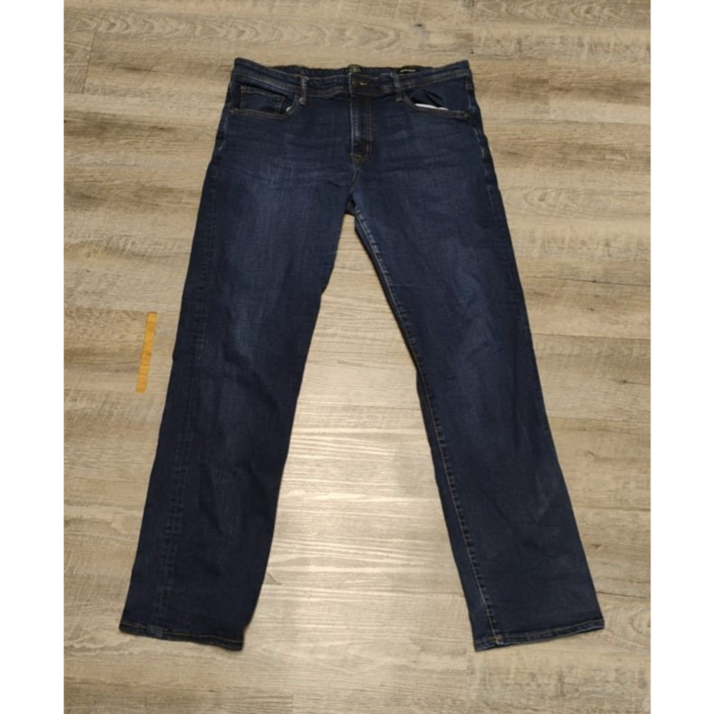 G.H. Bass & Co. Men's Size 38x33 Straight Fit Leg Comfort blue Wash Jeans